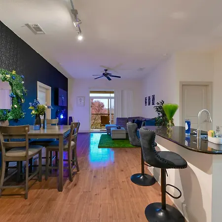 Central Houston Stay - Walk To Nrg Stadium, Relax By The Pool, And More!